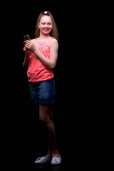 Дівчина використовує мобільний телефон. Поняття людей і техноло — стокове фото