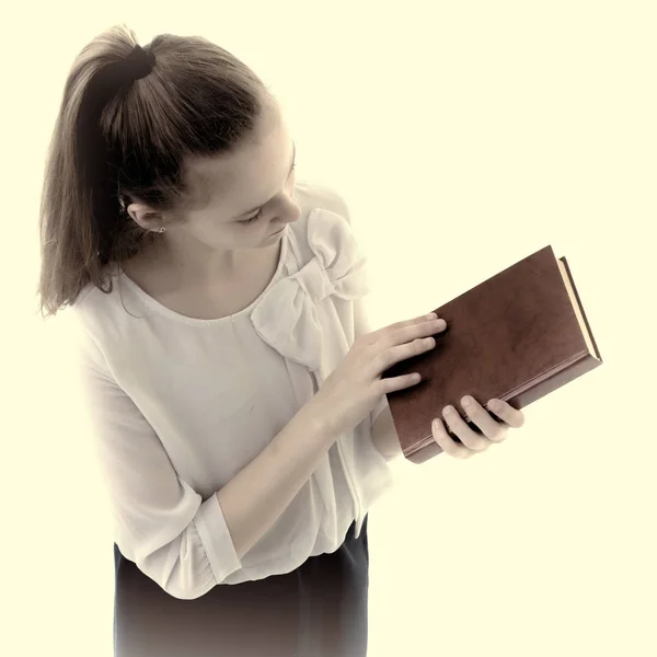 Elinde bir kitap ile sevimli küçük kız, litera kavramı — Stok fotoğraf