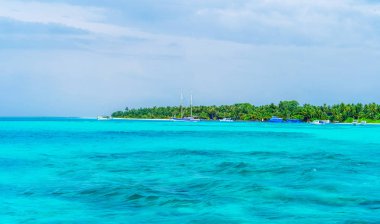Maldivler 'de muhteşem bir adanın iskelesinin yanında yat..