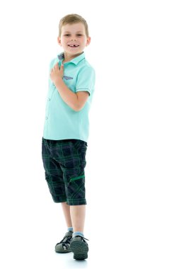 Mutlu küçük çocuk gülümseyerek ve onun eksik dişlerini gösteren.