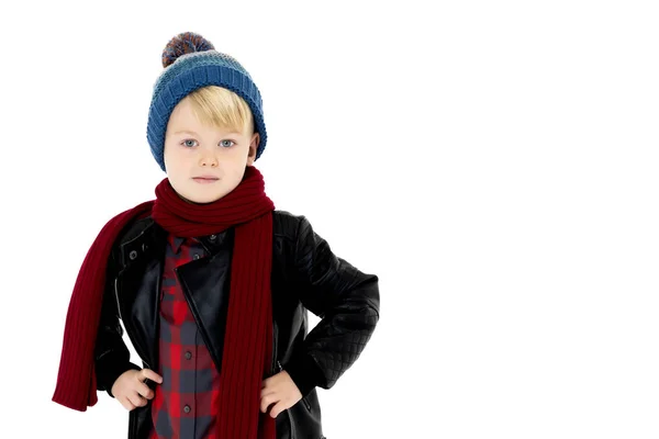 Malý kluk v čepici a šálu. — Stock fotografie