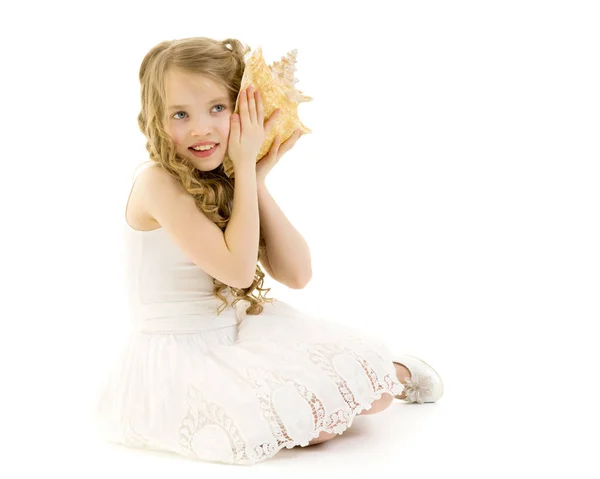 小女孩用海贝壳 — 图库照片