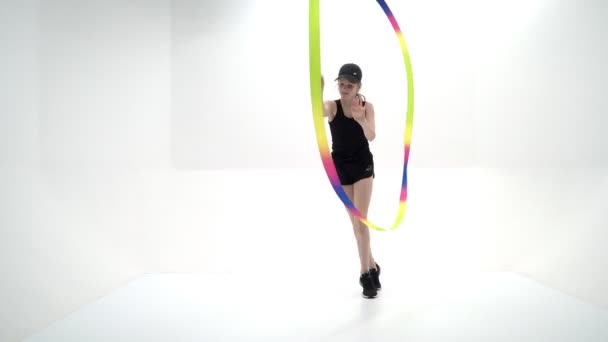 Une fille gymnaste effectue des exercices avec une masse.