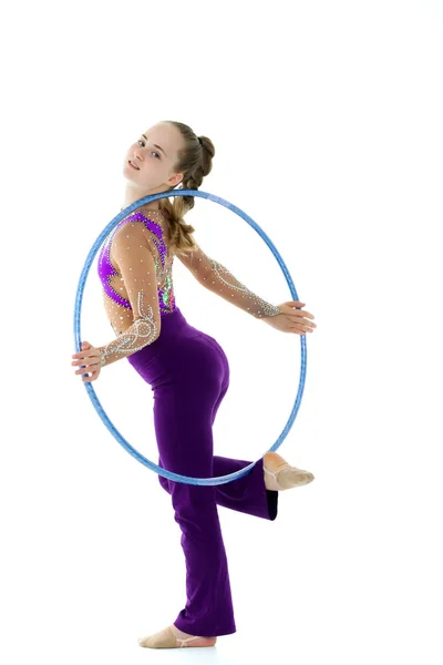 A girl gymnast performs an exercise with a hoop. — Stock Photo, Image