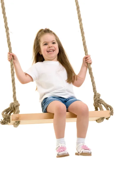 Kleines Mädchen schwingt auf einer Schaukel — Stockfoto