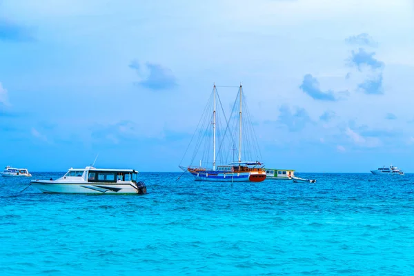 Bateau près de la jetée d'une île fabuleuse aux Maldives. — Photo