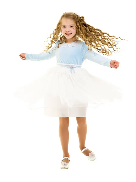 En liten flicka i klänning snurrar. — Stockfoto