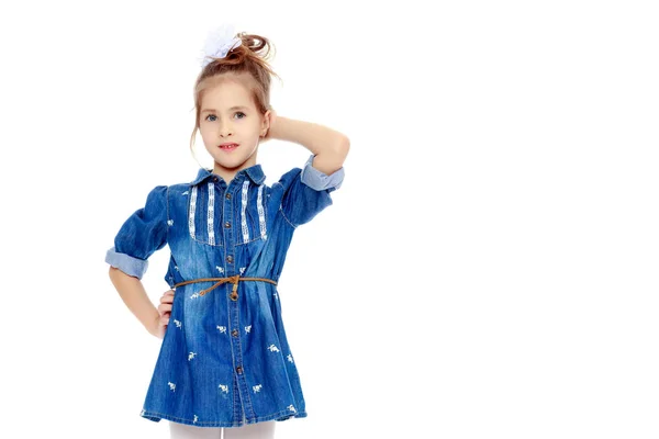在蓝色的连衣裙的小女孩. — 图库照片