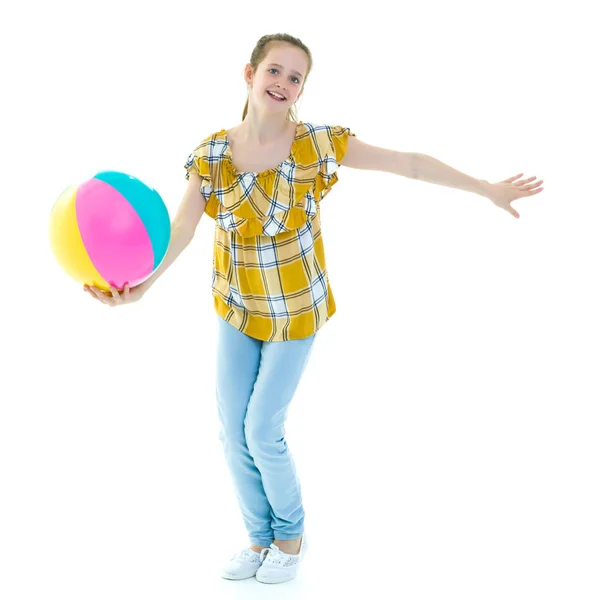 Menina está jogando com uma bola.O conceito de crianças spo — Fotografia de Stock