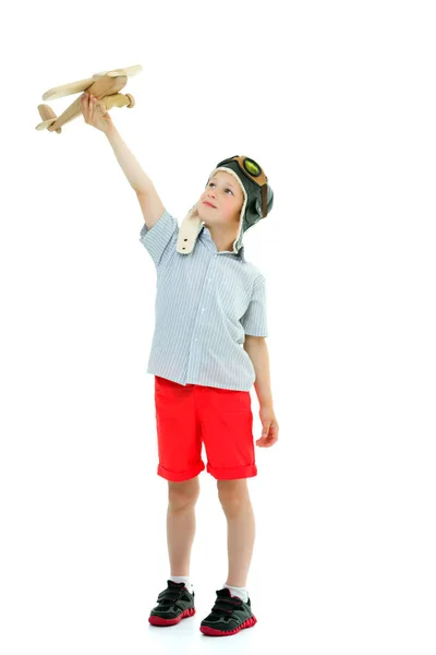 Niño jugando con avión de madera — Foto de Stock