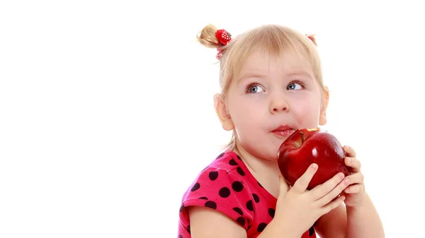 Bambina con mela. Isolata su sfondo bianco . — Foto Stock