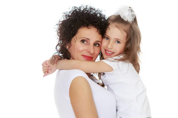 Mutter und Tochter in Jeans und weißen Hemden. isoliert auf weißem Backgr — Stockfoto