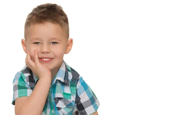 De kleine jongen vroeg zich af. Geïsoleerd op witte achtergrond. — Stockfoto