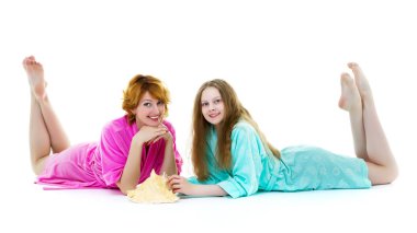 Banyoda anne ve kızı stüdyoda poz veriyor. Kibir