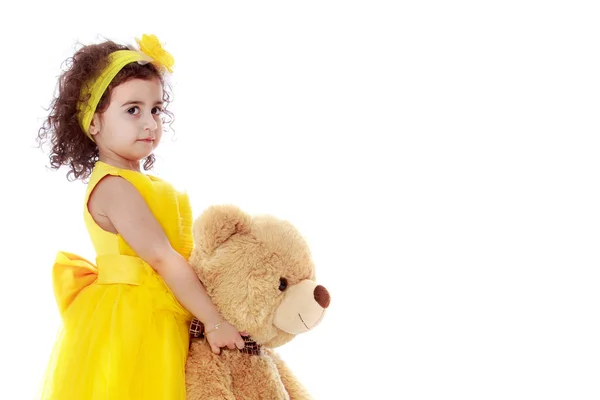 Klein meisje met teddybeer. Geïsoleerd op witte achtergrond. — Stockfoto