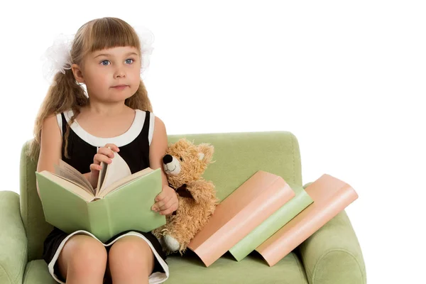 Malá dívka s knihou.Izolované přes bílé pozadí — Stock fotografie