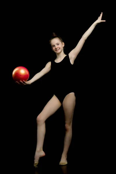 Chica gimnasta realiza ejercicios con la pelota. —  Fotos de Stock