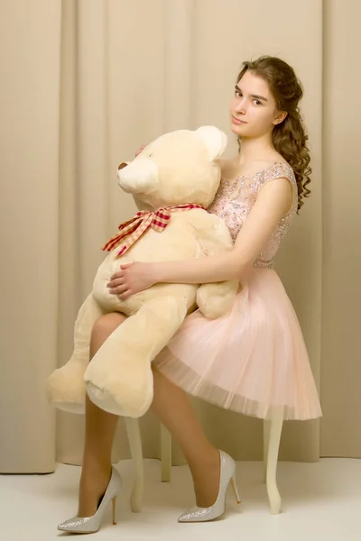 Adolescente com um ursinho de pelúcia — Fotografia de Stock