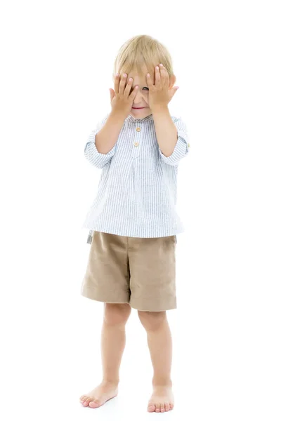 Lindo niño pequeño cerró los ojos con las palmas. El concepto de un —  Fotos de Stock