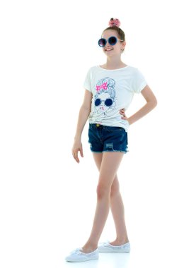 Güneş gözlüklüğü takan küçük bir kız. Gençlik moda ve stil kavramı