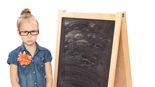 Meisje in een korte denim jurk en grote zwarte glazen staan in — Stockfoto