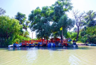 Bir tekne istasyonu, turist tekneleri müşterilerini bekliyor bir yer