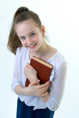 Elinde bir kitap ile sevimli küçük kız, litera kavramı