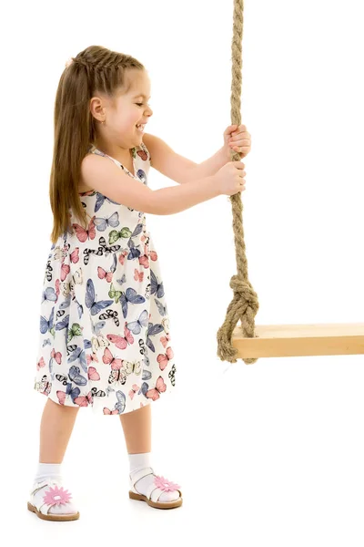 Bambina che oscilla su un'altalena — Foto Stock