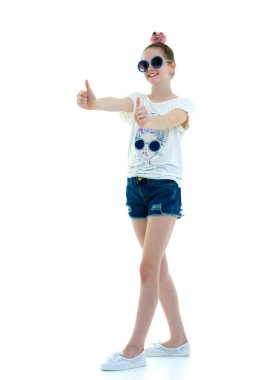 Kız genç bir başparmak kadar tutar