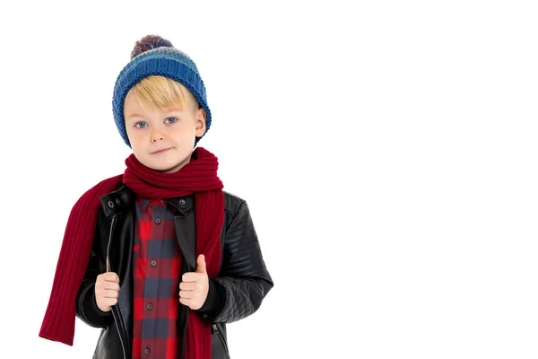 帽子やスカーフの少年. — ストック写真