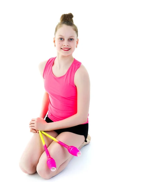 Una ragazza ginnasta esegue esercizi con una mazza. — Foto Stock