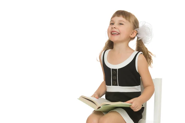 Menina com um livro.Isolado sobre fundo branco — Fotografia de Stock