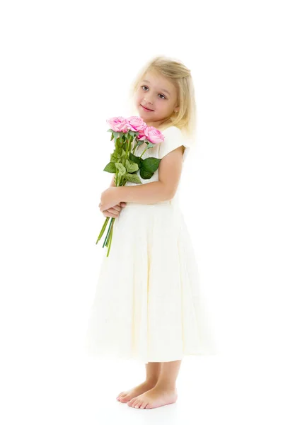 Menina com um buquê de flores — Fotografia de Stock