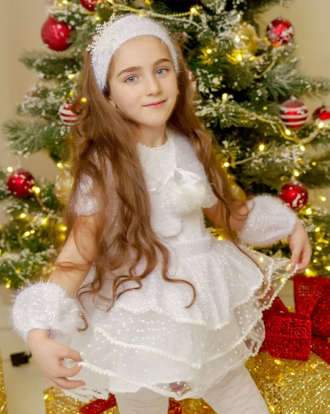 Yeni yıl ağacının yanında küçük bir kız.. — Stok fotoğraf