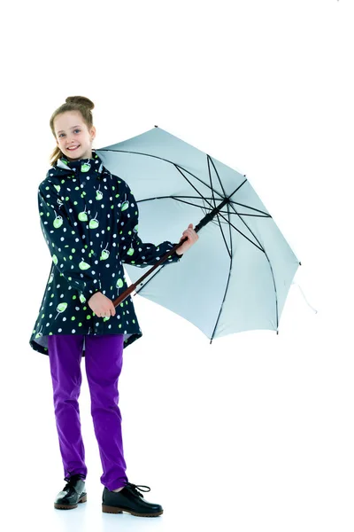 Linda niña con paraguas. Concepto de pronóstico meteorológico. — Foto de Stock