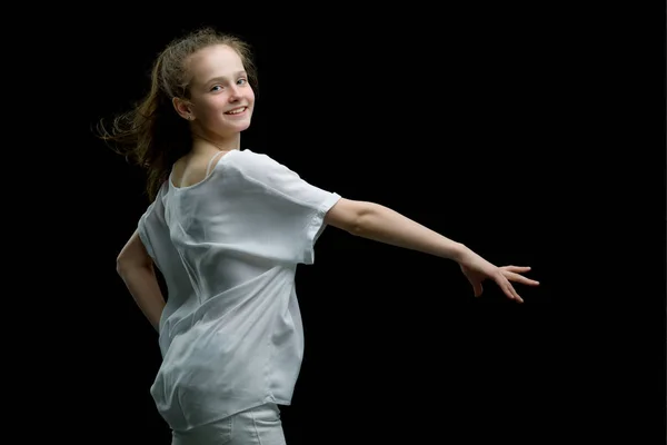 Una bella bambina sta nel vento, i suoi capelli e vestiti — Foto Stock