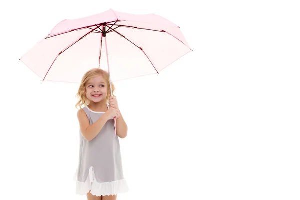 Menina sob um guarda-chuva . — Fotografia de Stock