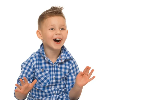 Guapo niño riendo.El concepto de una infancia feliz — Foto de Stock