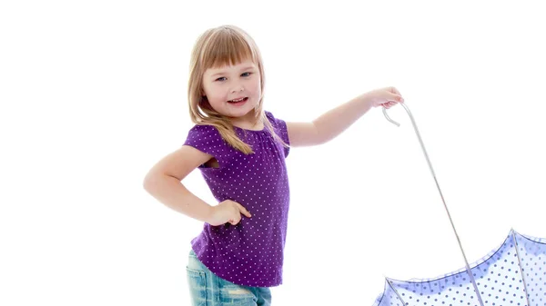 Niña bajo un umbrella.Concepto de estilo y moda. Aislar — Foto de Stock