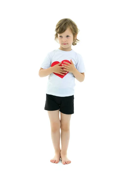 En liten flicka håller i ett hjärta. — Stockfoto
