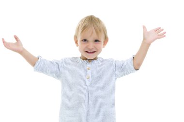 Küçük çocuk duygusal olarak kollarını sallıyor..