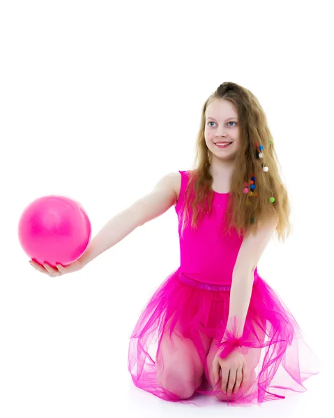 Chica gimnasta realiza ejercicios con la pelota. — Foto de Stock