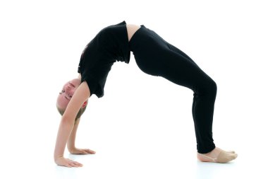 Jimnastikçi yükseltilmiş bir bacak ile bir köprü gerçekleştirir.