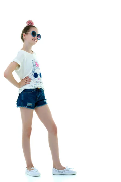 Klein meisje in zonnebril. Het concept van jeugd mode en stijl — Stockfoto