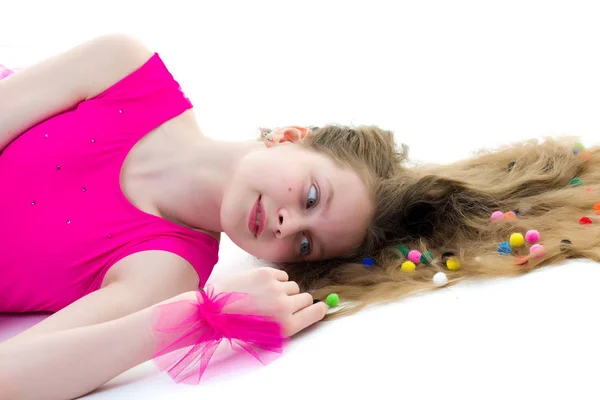 Мила дівчина гімнастка шкільного віку лежить на підлозі з самотнім — стокове фото