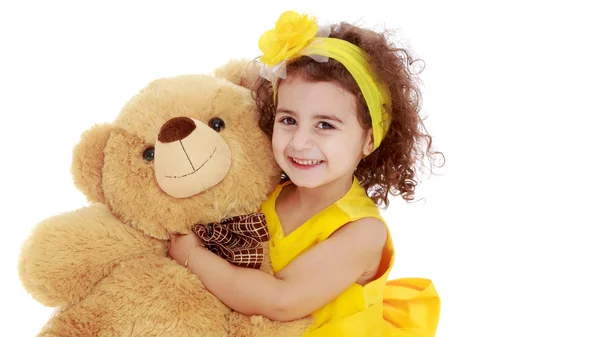 Malá holka s medvídkem medvídka.Izolované na bílém pozadí. — Stock fotografie