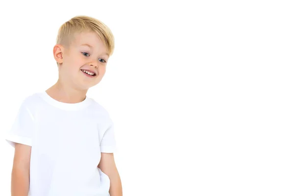 Känslomässig liten pojke i en ren vit t-shirt. — Stockfoto