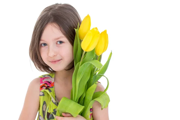 Çiçek buketi olan küçük bir kız. Tatil kavramı, yaz — Stok fotoğraf
