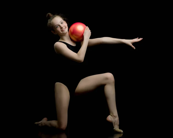 Chica gimnasta realiza ejercicios con la pelota. —  Fotos de Stock