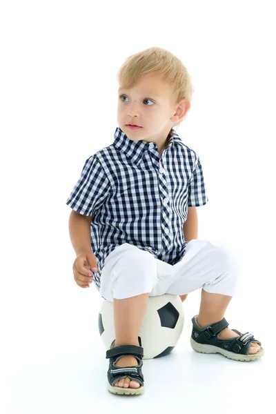 Kleine jongen speelt met een voetbal. — Stockfoto